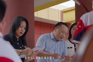 中国代表团出场镜头给到吴艳妮 她面向观众和镜头可爱比心❤